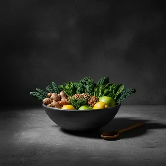 Detox-sapkuur: Uitsluitend versgeperste groente- en fruitsappen, Water en kruidenthee, Soms aangevuld met noten of zaden