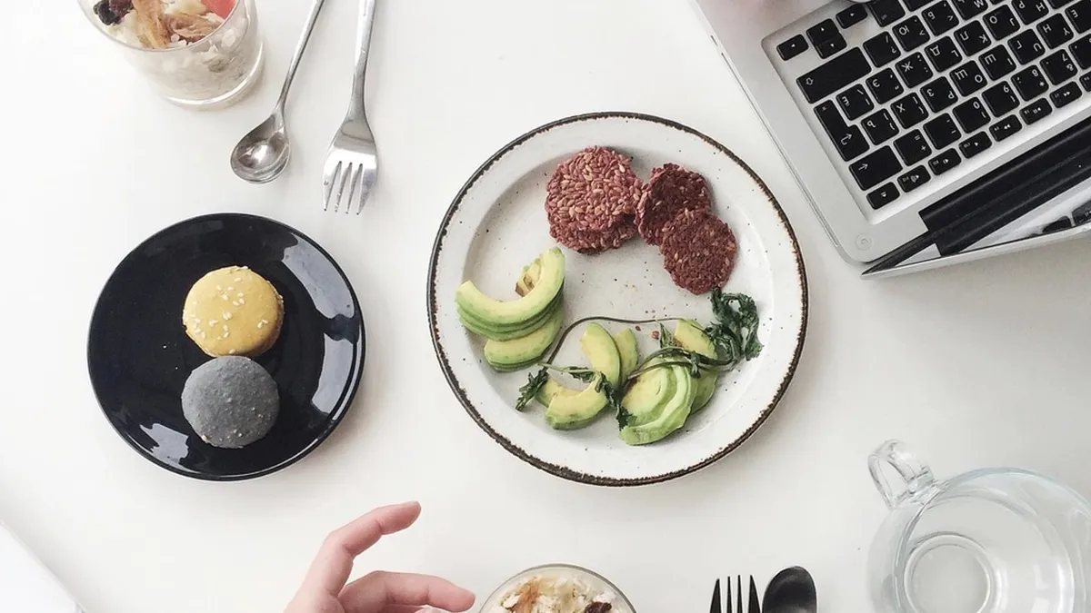 Free healthy lunch work image